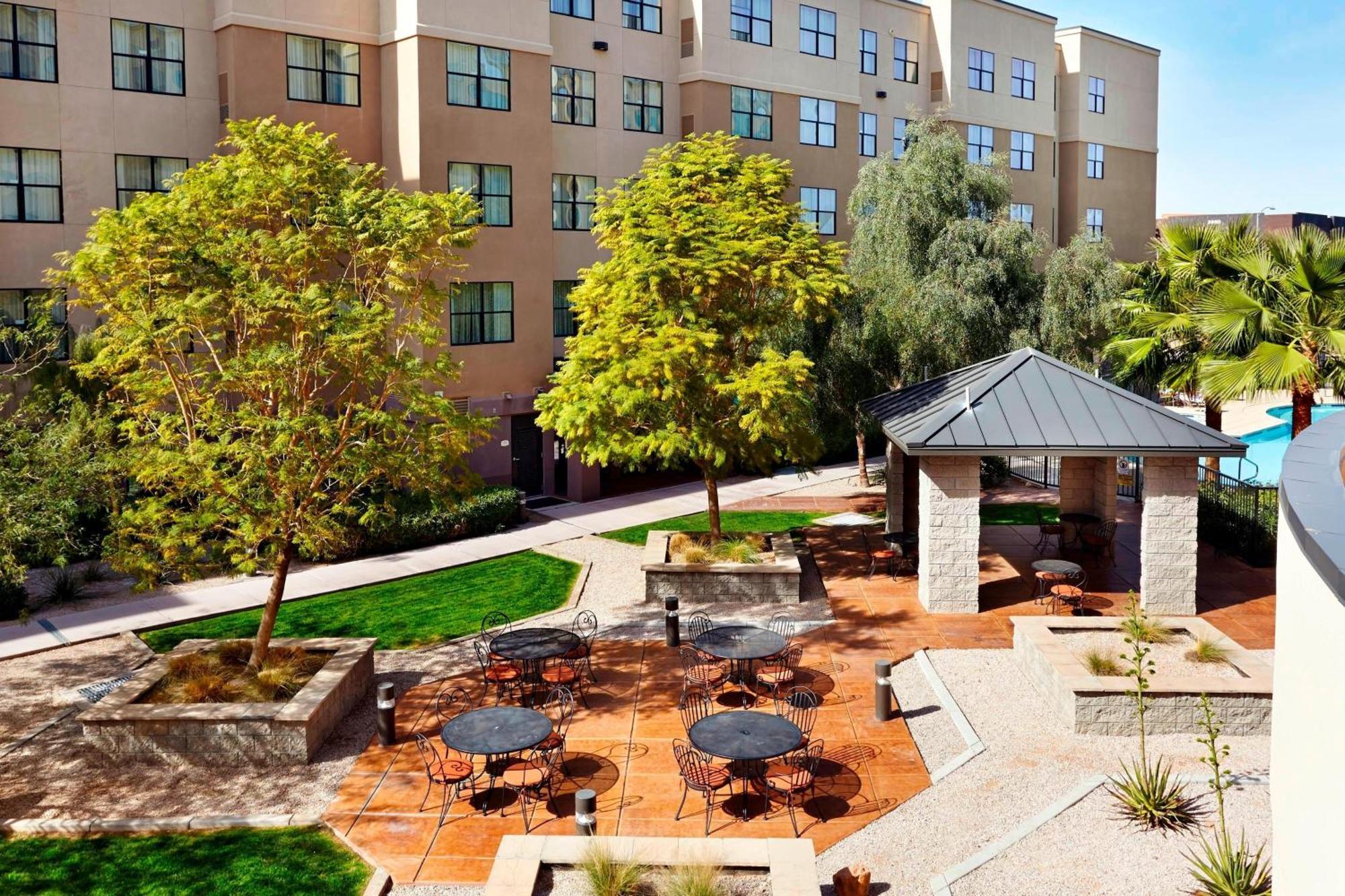 Courtyard Phoenix North / Happy Valley Bagian luar foto